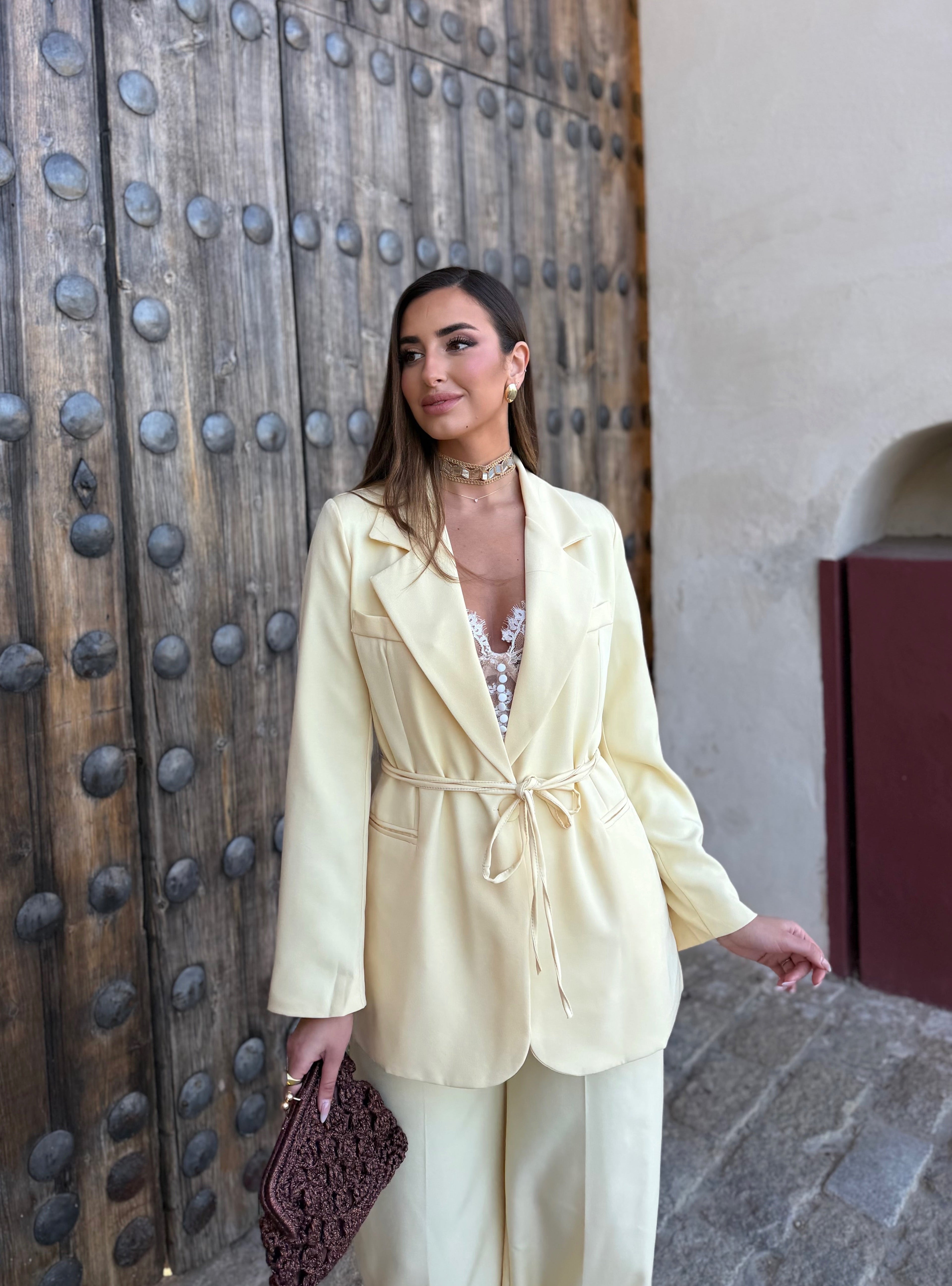 TRAJE CAMELIA AMARILLO